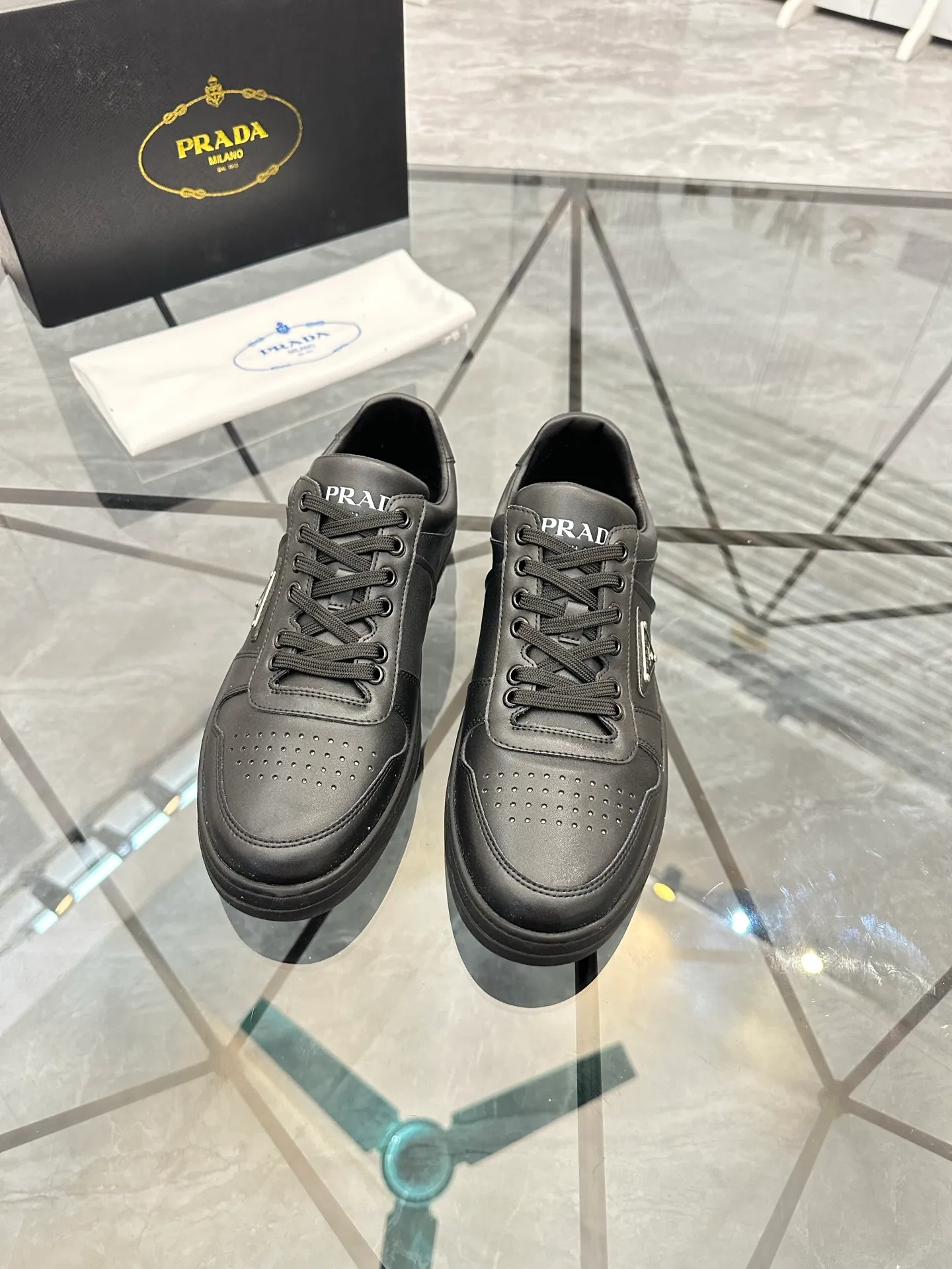 Men's shoes: 💰P400¥ Product trademark: Prada *"Prada*" low-top casual shoes Regular size: 38-44 (can be customized to 45) Product materials: imported cowhide upper, sheepskin lining, original outsole. Number: 020